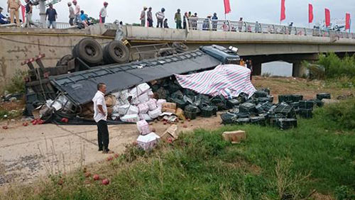 Xe tải chở trái cây bị lật ở Quảng Trị