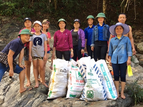 Tổ chức “Chiến dịch thu gom rác” tại thác Chênh Vênh