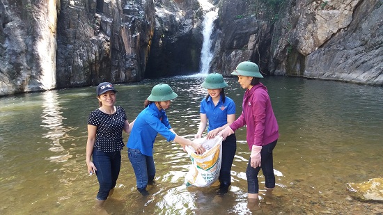 Tổ chức “Chiến dịch thu gom rác” tại thác Chênh Vênh