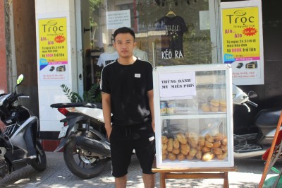 Quảng Trị: Ấm áp thùng bánh mì miễn phí của anh chủ trẻ